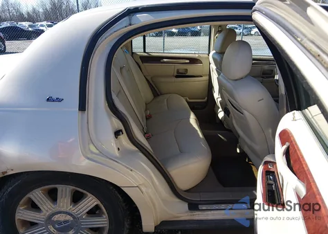 2003 Lincoln Town Car Cartier z USA, uszkodzony, nr VIN 1LNHM83W83Y689342